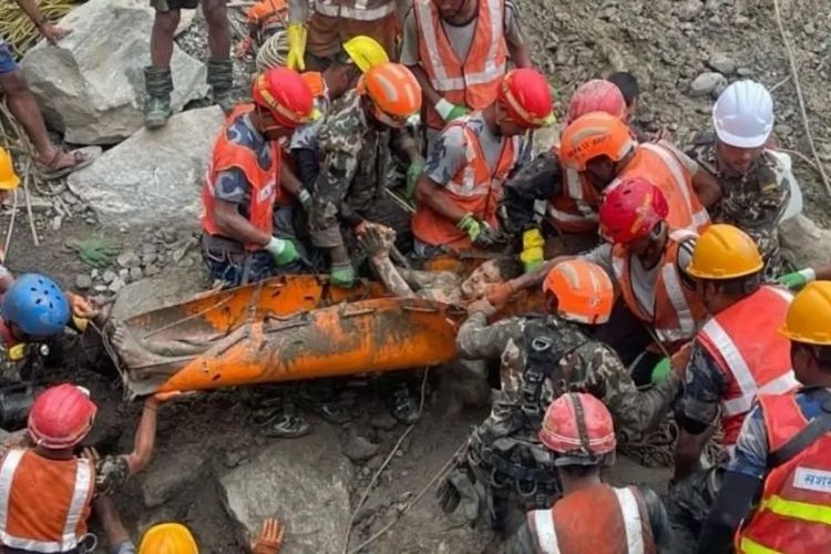 बोगद्यात नऊ दिवस अडकलेल्या दोन कामगारांची सुटका