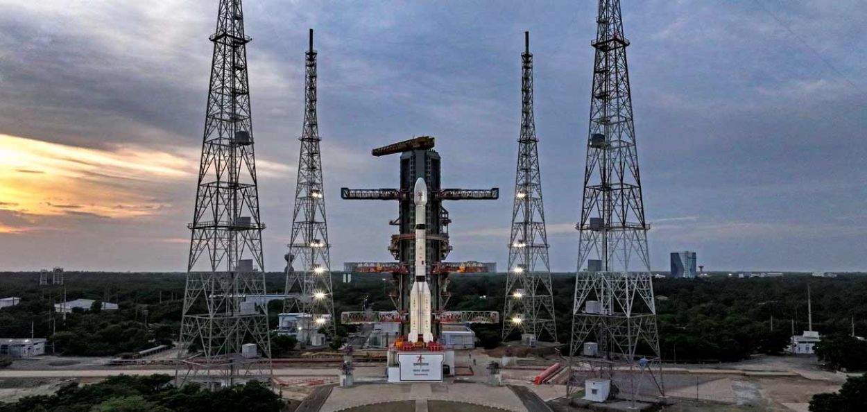 इस्त्रोने रचला नवा इतिहास, ३६ हजार किमी कक्षेत झेपावला अत्याधुनिक 'EOS-05' उपग्रह