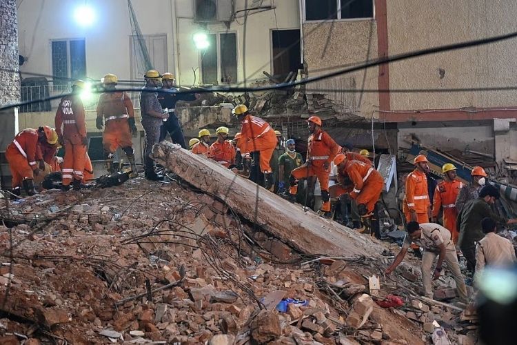 दिल्लीच्या सातिया निकेतन भागात ६ मजली इमारत कोसळल्यामुळे बचावकार्य करतानाचे व घटनास्थळावरील दृश्य.