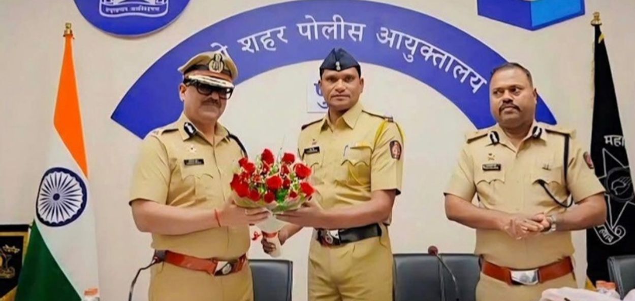 सन्मान स्वीकारताना पुणे पोलीस दलातील सहाय्यक पोलीस फौजदार राजस शेख