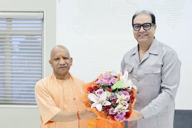 मुख्यमंत्री योगी आदित्यनाथ आणि माजी मंत्री मोहसीन रझा 