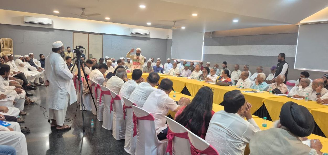 कोल्हापुरात आयोजित संविधान सुरक्षा राष्ट्रीय परिषदेत मार्गदर्शन करताना विचारवंत आणि मान्यवर.