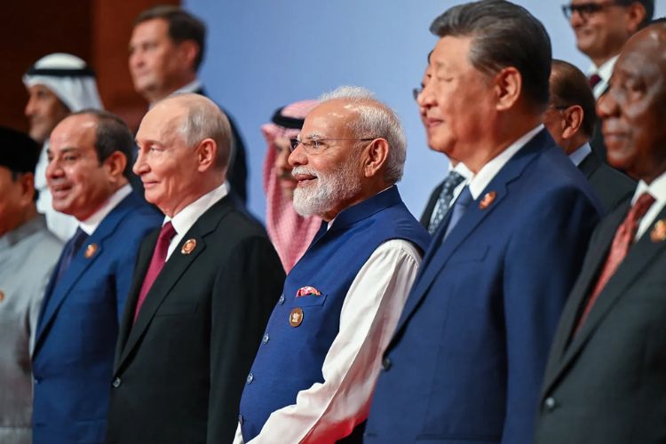 नवी दिल्लीतील भारत मंडपम येथे १८व्या ब्रिक्स शिखर परिषदेदरम्यान पंतप्रधान नरेंद्र आणि इतर जागतिक नेते 