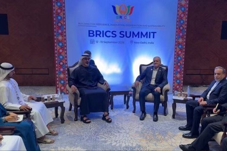 नवी दिल्लीतील ब्रिक्स परिषदेदरम्यान इराणचे राष्ट्राध्यक्ष मसूद पेझेश्कियन आणि अबू धाबीचे क्राऊन प्रिन्स शेख खालिद बिन मोहम्मद बिन जायद अल नाहयान