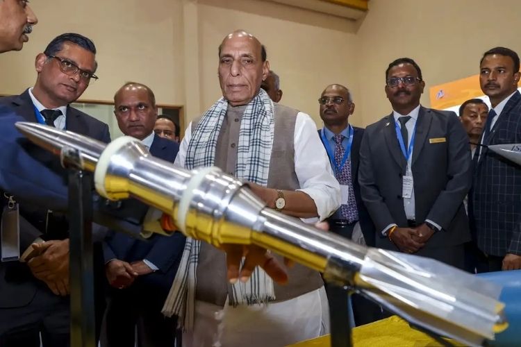 संरक्षण मंत्री राजनाथ सिंह
