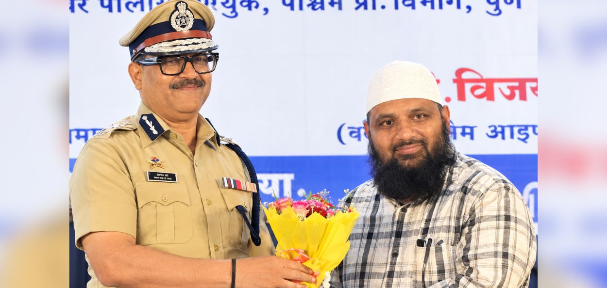 पुणे पोलीस आयुक्त अमितेश कुमार यांच्या हस्ते सन्मान स्वीकारताना फिरोज जानमहंमद शेख