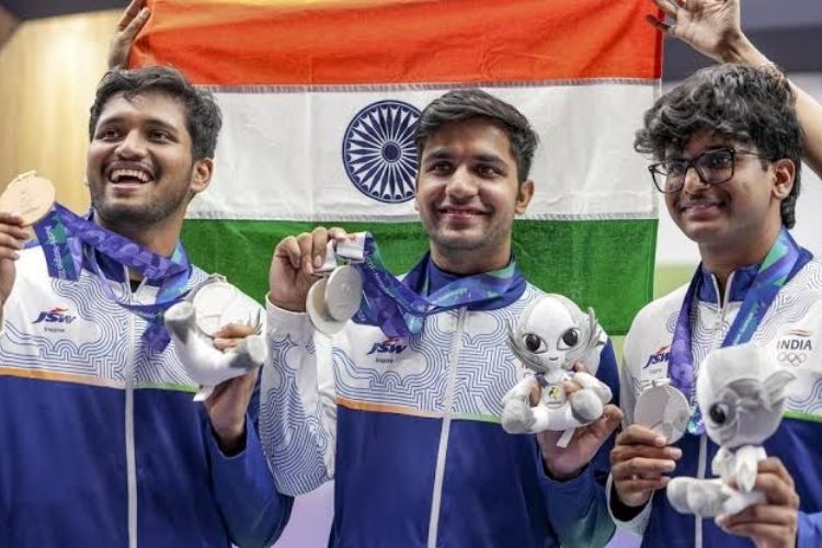 आशियाई क्रीडा स्पर्धेत पदक जिंकल्यानंतर भारतीय खेळाडू