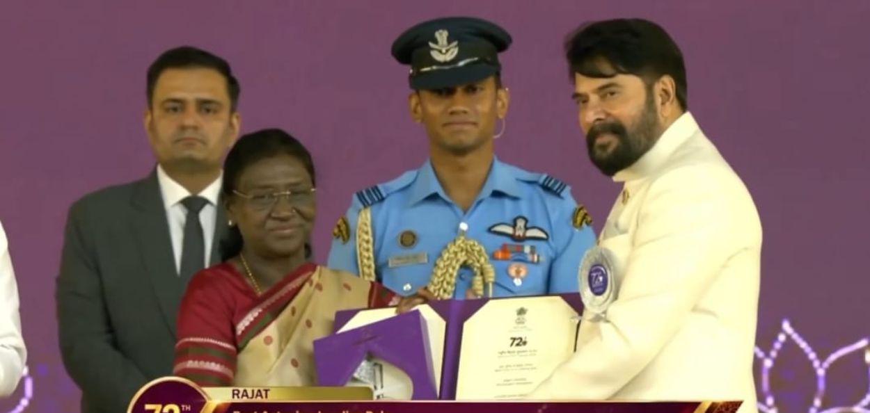 राष्ट्रपती मुर्मू यांच्या हस्ते पुरस्कार स्वीकारताना ज्येष्ठ अभिनेते मामुटी 