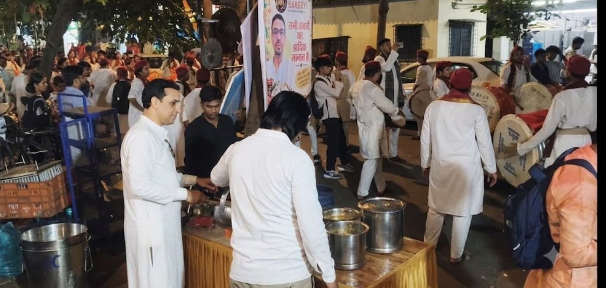 मीरा रोडमध्ये गणेशभक्तांना सरबत वाटप करताना 'मास्टर बेकरी'चे मालक हसन खान आणि त्यांचे सहकारी.