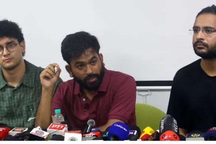 कॉकरोच जनता पार्टीचे सदस्य 