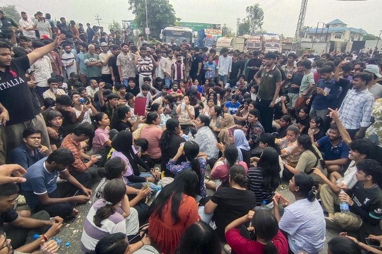 पंजाबच्या लव्हली प्रोफेशनल युनिव्हर्सिटीमध्ये विद्यार्थ्यांची निदर्शने 