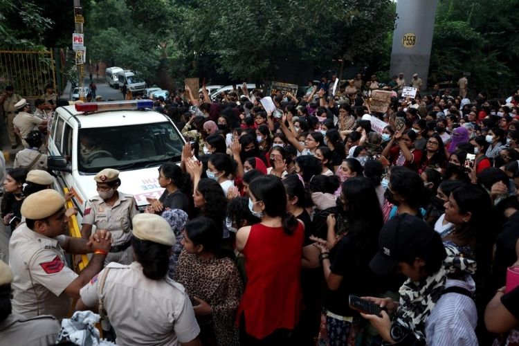 दिल्ली-एनसीआरमधील धावत्या बसमधील अल्पवयीन मुलीवरील सामूहिक बलात्कार प्रकरणाची सर्वोच्च न्यायालयाने घेतली स्वतःहून दखल.