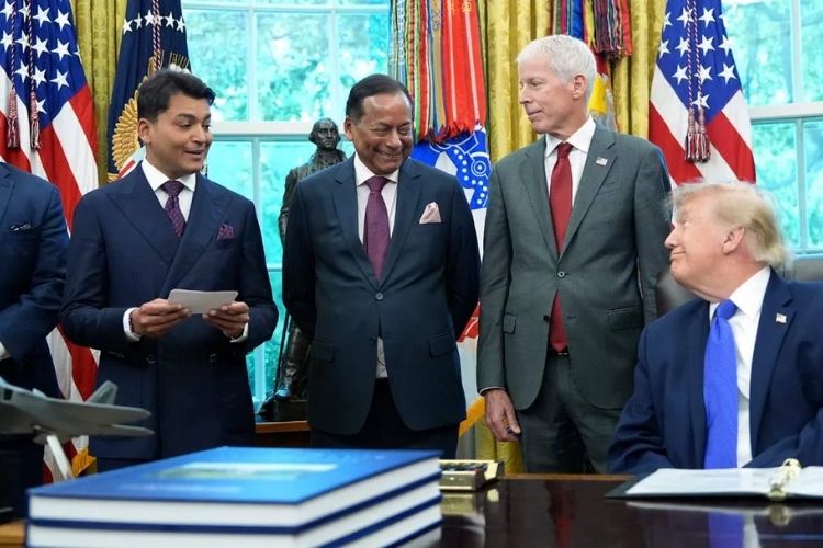 अमेरिकेत सर्वात मोठा स्टील प्लॉन्ट उभारणाऱ्या एस्सार ग्रुपच्या घोषणेवेळी अमेरिकेचे राष्ट्रपती डोनाल्ड ट्रम्प आणि रेवंत रुईया