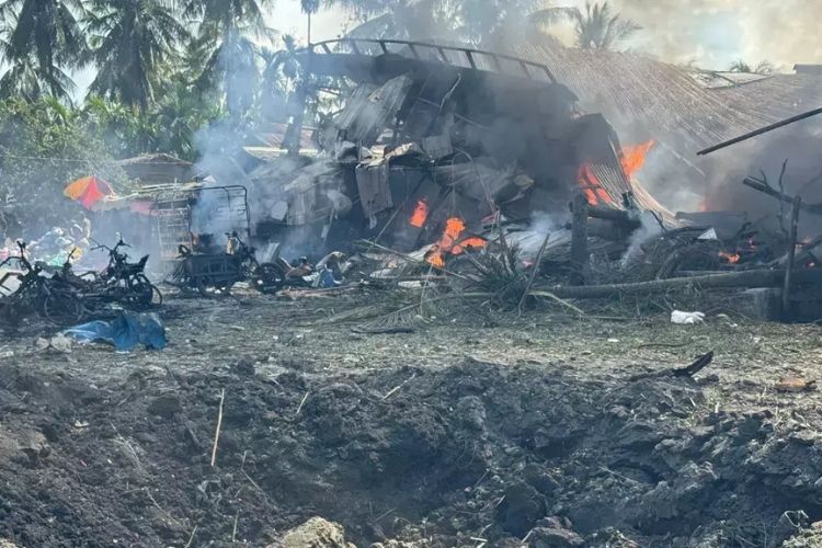 म्यानमारमधील राखाईन राज्यामध्ये बंडखोरांच्या नियंत्रणाखालील भागातील बाजाराजवळ लष्कराने हवाई हल्ला केला