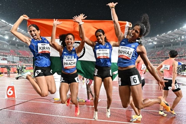 आशियाई क्रीडा स्पर्धेत महिलांच्या ४x४०० मीटर रिले प्रकारात सुवर्णपदक पटकावणारा भारताचा विजयी महिला खेळाडू संघ.