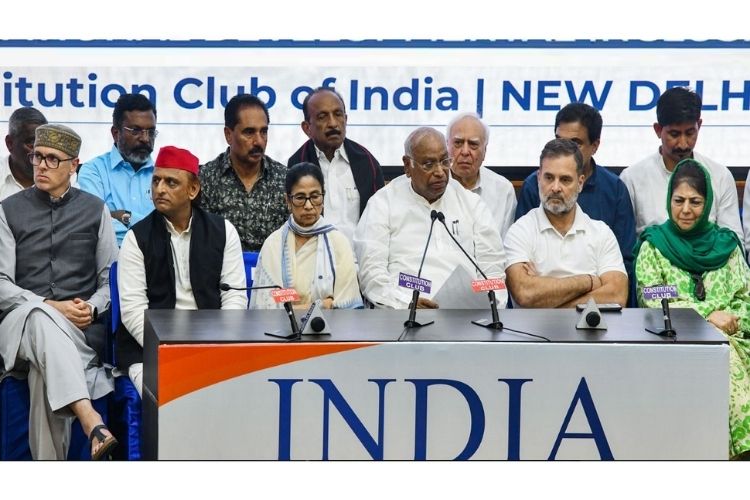 लोकशाही वाचवण्यासाठी सर्व विरोधी पक्षांनी एकत्र लढावे; दिल्लीतील बैठकीत एकसूर