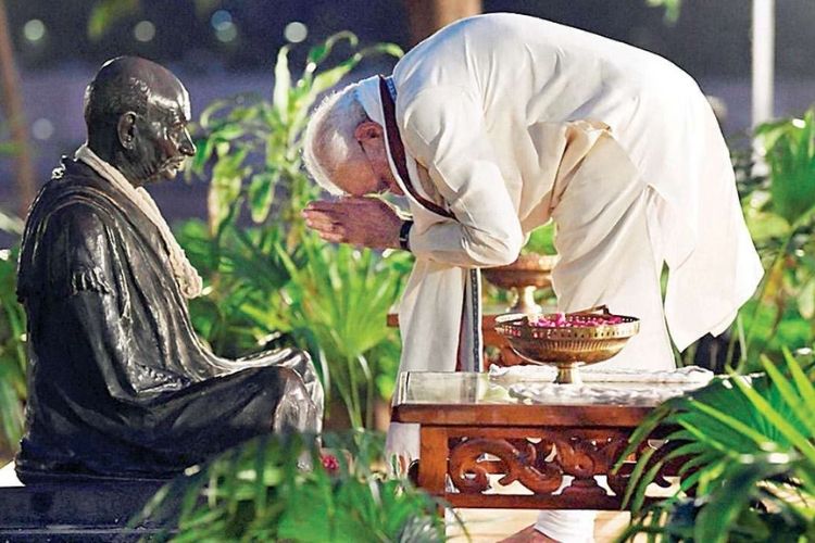महात्मा गांधींच्या जयंतीनिमित्त आदरांजली वाहताना पंतप्रधान नरेंद्र मोदी.