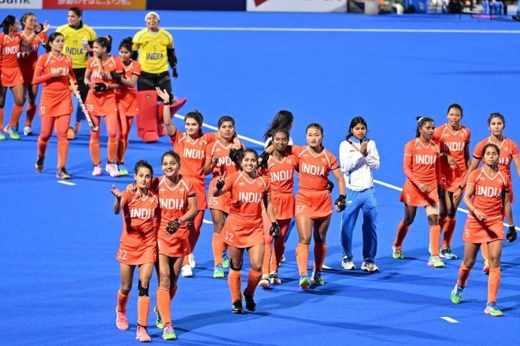 आशियाई क्रीडा स्पर्धेत सुवर्णपदक जिंकल्यानंतर आनंद साजरा करताना भारतीय महिला हॉकी संघ.