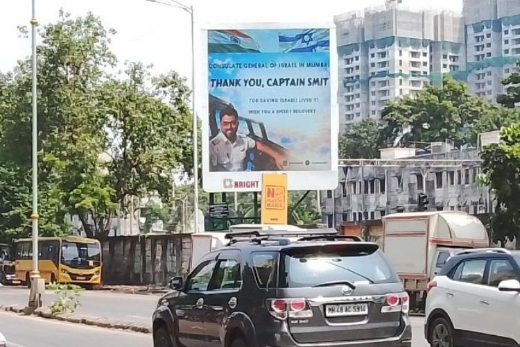 मुंबईतील इस्रायलच्या काउन्सिलर जनरलने फ्लाईदुबईचे पायलट स्मित मच्छहर यांच्या कौतुकात लावलेले डिजिटल होर्डिंग
