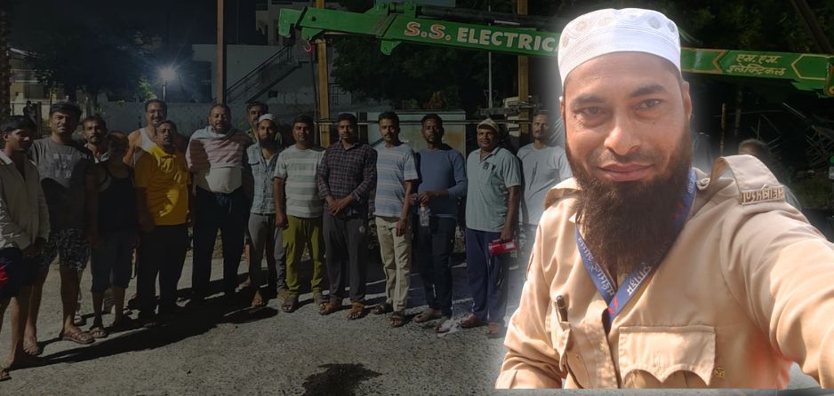 वाशीममधील उपजिल्हा रुग्णालयाजवळ डीपीला लागलेल्या आगीवर नियंत्रण मिळवणारे लाईनमन शाकिब शेख आणि सॅस टीम