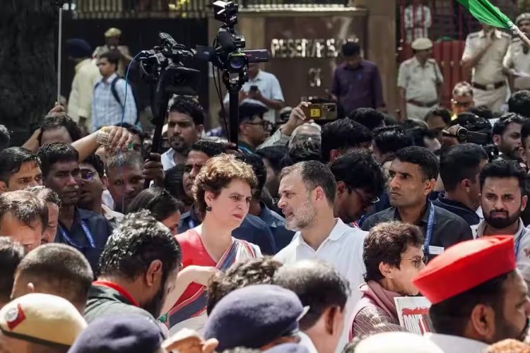 दिल्लीतील आकाशवाणी भवनात परवानगीशिवाय प्रवेश केल्याप्रकरणी काँग्रेस नेते राहुल गांधी आणि प्रियंका गांधी यांच्यावर दिल्ली पोलिसांकडून एफआयआर दाखल