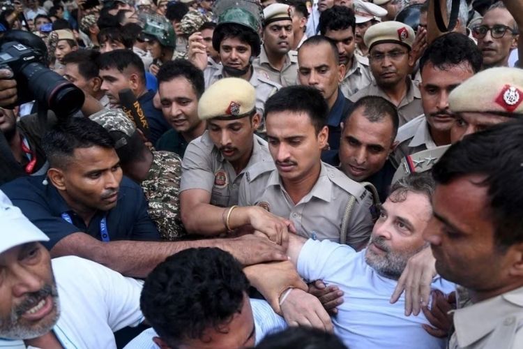 राहुल गांधी यांना पोलीस धरून नेताना  
