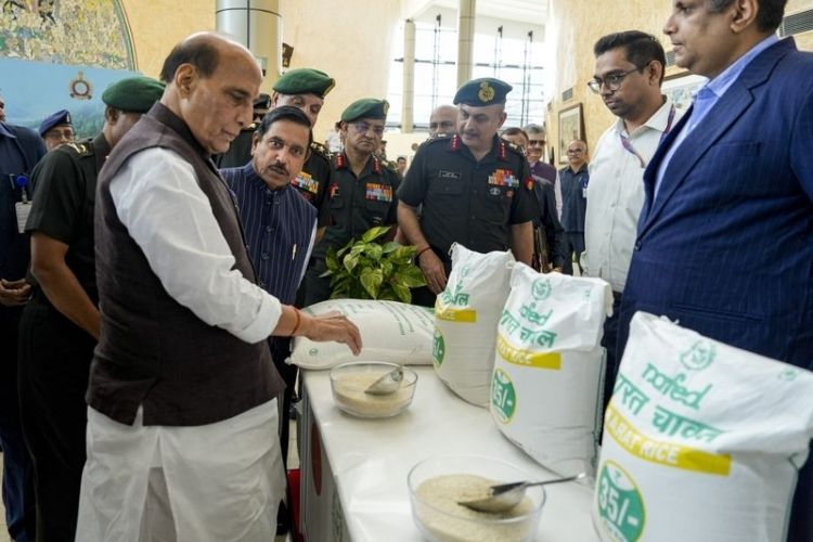 भारत राईसची पाहणी करताना राजनाथ सिंग 
