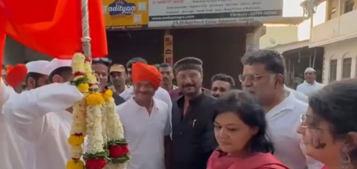 बेळगावमधील कॅम्प परिसरात नवरात्रोत्सवानिमित्त निघालेल्या दुर्गामाता दौडीचे मुस्लिमांकडून स्वागत