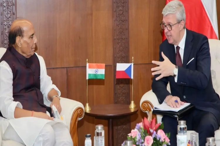 संरक्षण मंत्री राजनाथ सिंह आणि चेक प्रजासत्ताकचे उपपंतप्रधान कारेल हॅव्हलिचेक