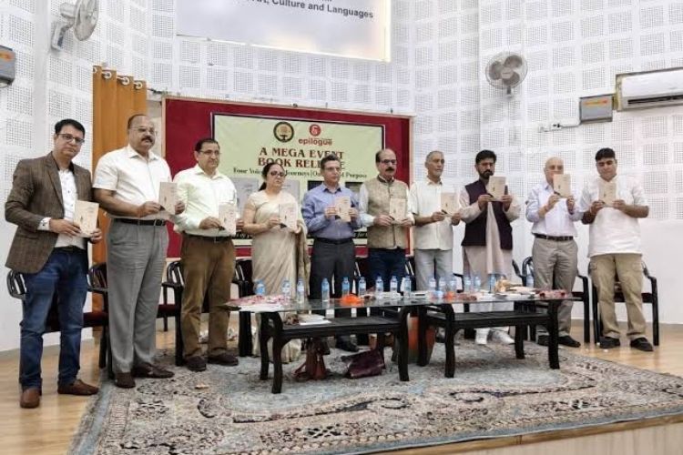 जम्मूमध्ये विस्थापित काश्मिरी पंडितांच्या विस्थापन, सांस्कृतिक वारसा आणि न्यायाच्या लढ्यावरील चार नवीन पुस्तकांचे प्रकाशन करताना लेखक व मान्यवर