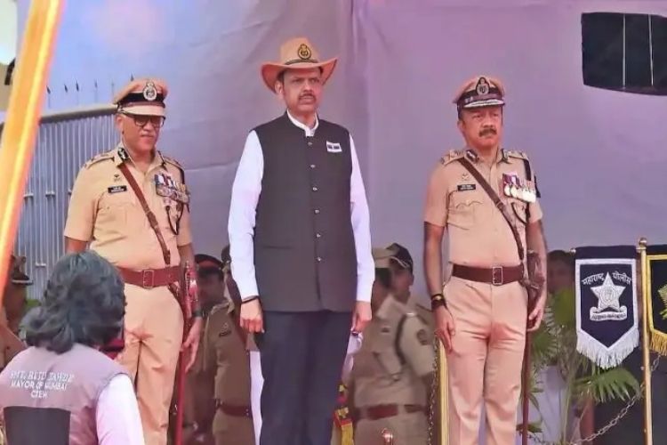 मुंबईतील नायगाव पोलीस मुख्यालयात पोलीस स्मृती दिनानिमित्त हुतात्मा जवानांना आदरांजली वाहताना मुख्यमंत्री देवेंद्र फडणवीस.