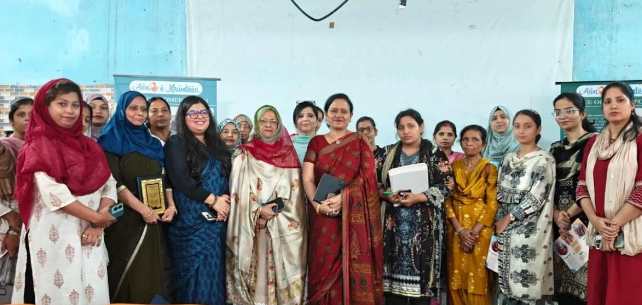 बरेलीच्या इस्लामिया गर्ल्स इंटर कॉलेजमध्ये महिला सक्षमीकरणासाठी आयोजित 'निखार' कार्यक्रमातील उपस्थित विद्यार्थिनी व मार्गदर्शक