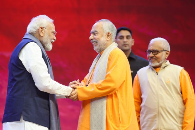 नवी दिल्लीत चिन्मय अमृत महोत्सव ग्लोबल संमेलनाचे उद्घाटन करताना पंतप्रधान नरेंद्र मोदी.