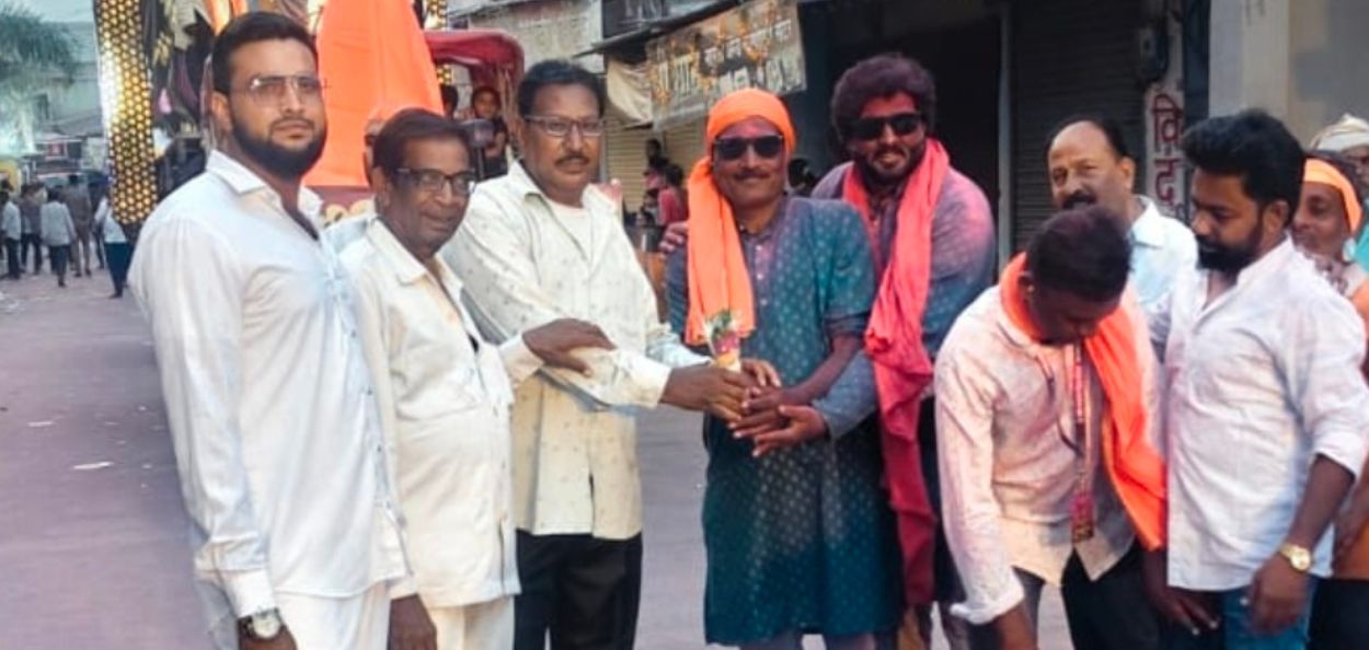 वाशिम जिल्ह्यातील कारंजा लाड येथे नगीना मस्जिदीजवळ दुर्गा विसर्जन मिरवणुकीचे स्वागत करताना स्थानिक नागरिक व समाजसेवक