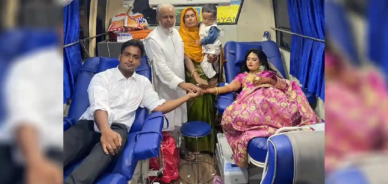 पश्चिम बंगालमधील नदिया जिल्ह्यात लग्नाच्या रिसेप्शनमध्ये रक्तदान करताना नवविवाहित जोडपे मसूद आणि सोहाना मोंडल.