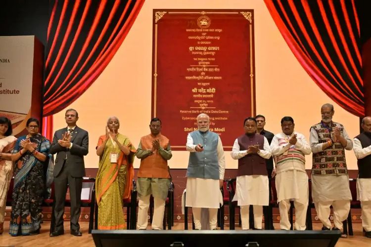 पंतप्रधान नरेंद्र मोदी भुवनेश्वर येथे रिझर्व्ह बँक ऑफ इंडियाच्या नवीन डेटा सेंटर आणि सायबरसुरक्षा प्रशिक्षण संस्थेचे उद्घाटन करताना.