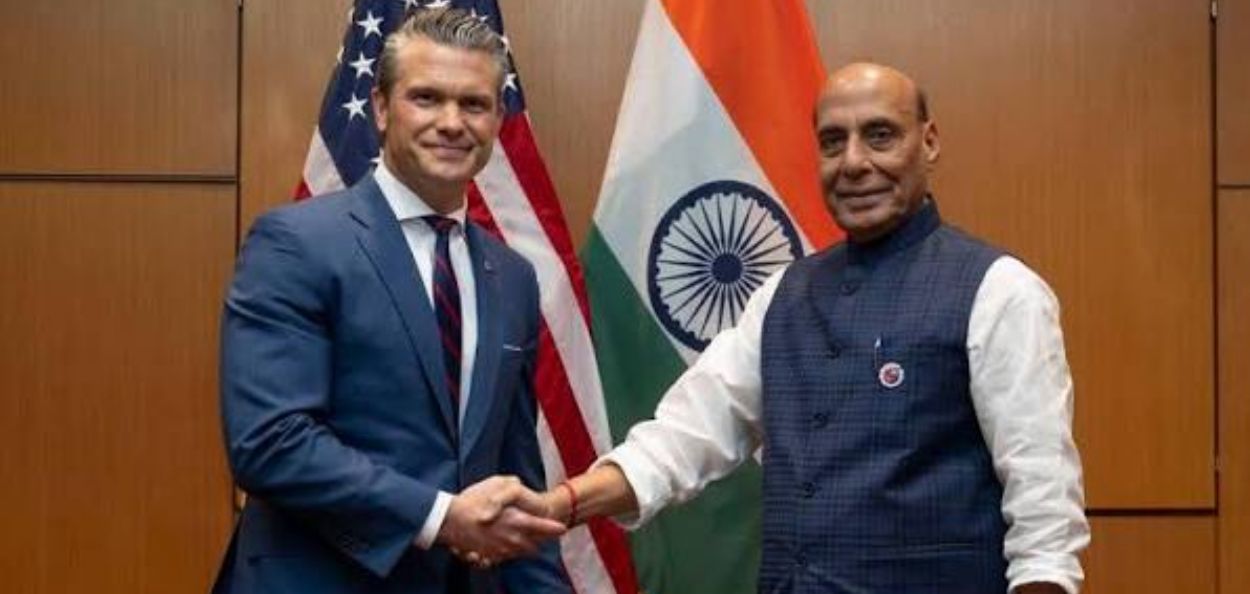 फिलीपिन्समधील सेबू येथे अमेरिकेचे संरक्षण सचिव पीट हेगसेथ यांच्याशी द्विपक्षीय चर्चा करताना भारताचे संरक्षण मंत्री राजनाथ सिंह.