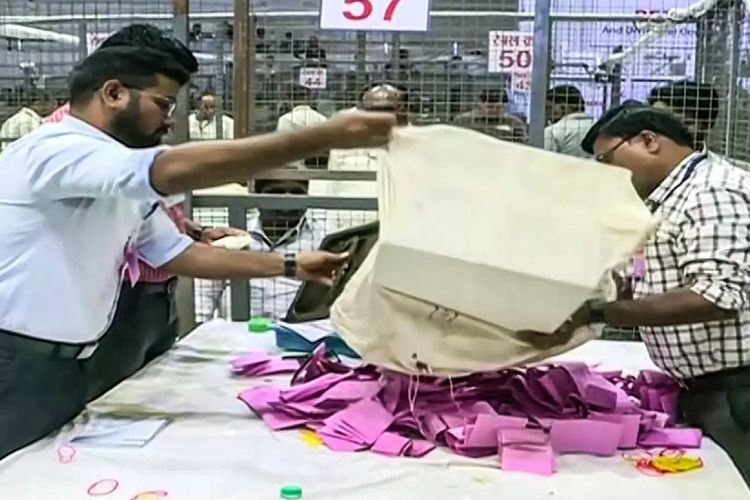 निवडणुक मतमोजणीतील एक क्षण 