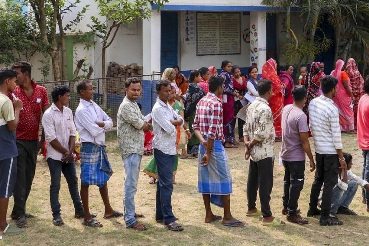 पश्चिम बंगाल विधानसभा निवडणुकीच्या १५ मतदान केंद्रांवर कडेकोट बंदोबस्तात सुरू असलेले फेरमतदान