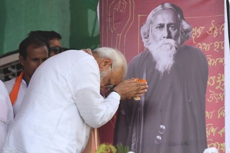 पंतप्रधान नरेंद्र मोदी हे रवींद्रनाथ टागोर यांच्या जयंतीनिमित्त त्यांना श्रद्धांजली वाहताना 