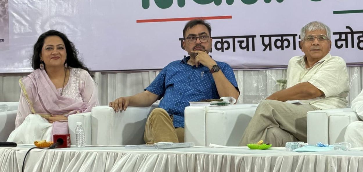 डावीकडून ज्येष्ठ पत्रकार अरफा खानम शेरवानी, पत्रकार नवीन कुमार, ॲड. प्रकाश आंबेडकर