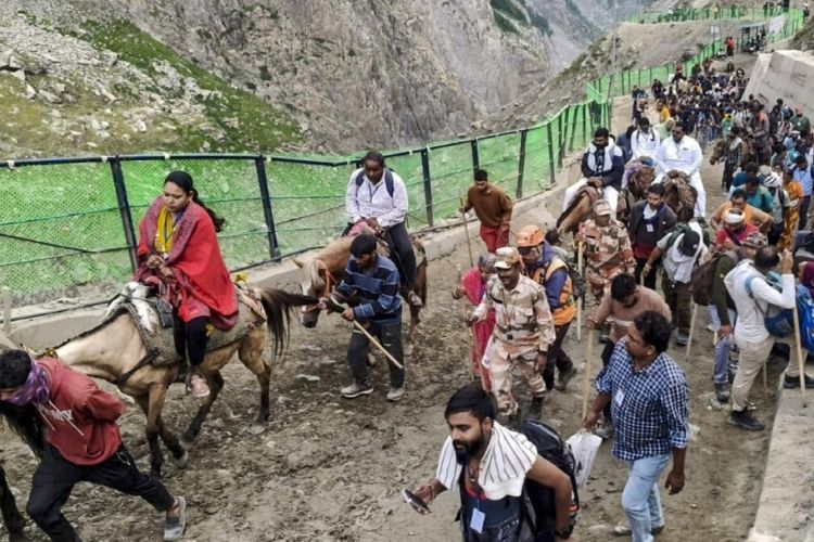 खराब हवामानामुळे सहा दिवस स्थगित राहिलेली अमरनाथ यात्रा पुन्हा सुरू; ६ हजारांहून अधिक भाविकांचा जत्था बाल्टालकडे रवाना.