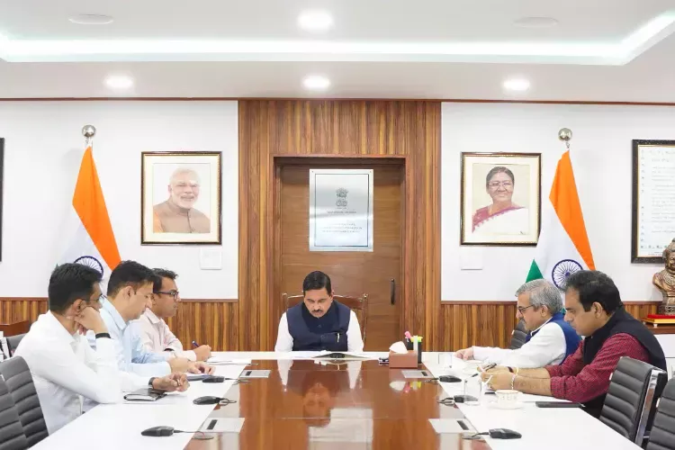 शिक्षण मंत्रालयाच्या अधिकाऱ्यांसोबत आढावा बैठक घेताना केंद्रीय शिक्षण मंत्री प्रल्हाद जोशी