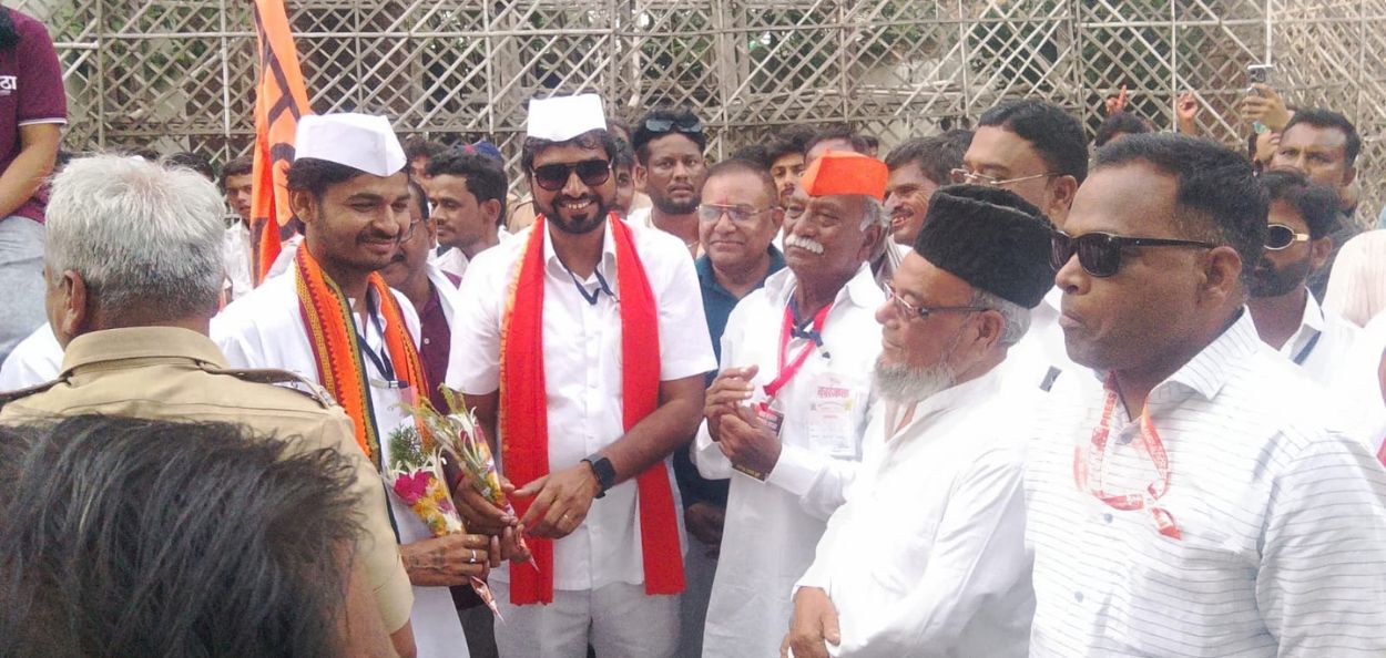 इमाम साहेब हाफिज सय्यद अहमद यांनी स्वतः पुढे येत गणेश भक्तांची भेट घेतली